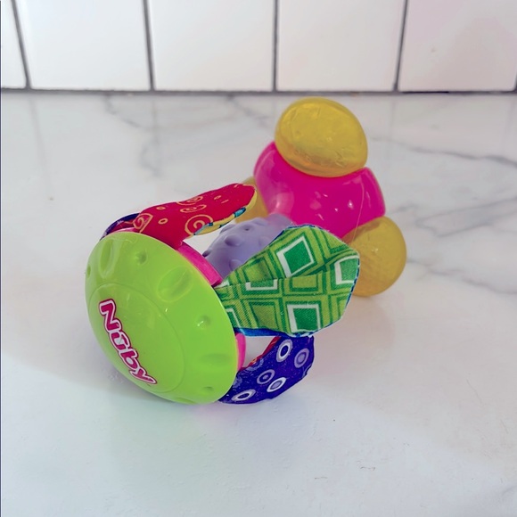 Nuby Flower Teether - Picture 1 of 4